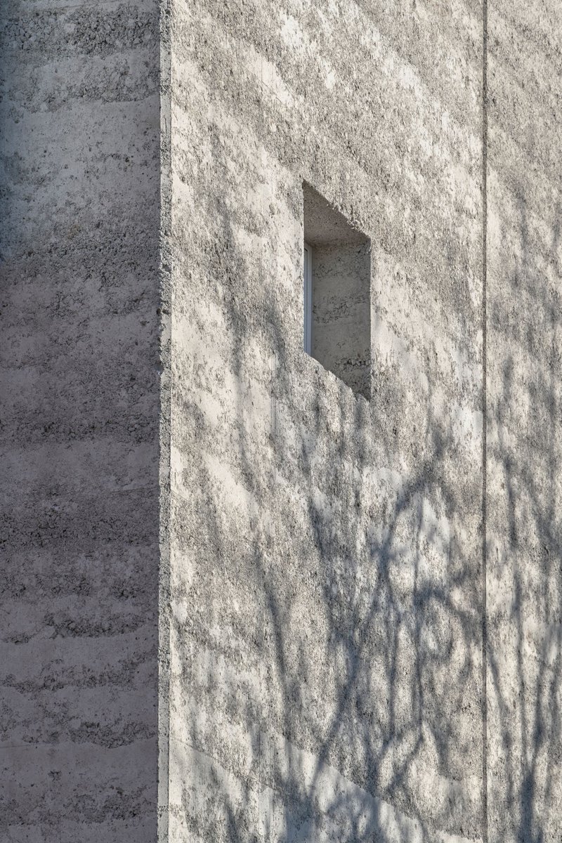 group_sjh's tweet image. Branch Studio’s architecture embraces experimentation, treating every project as unique and responding with materiality and form that reflect a spirit of freedom and coherence.

This image is taken from Consolidation, published by Artifice Press.

#ArchitectureBooks…