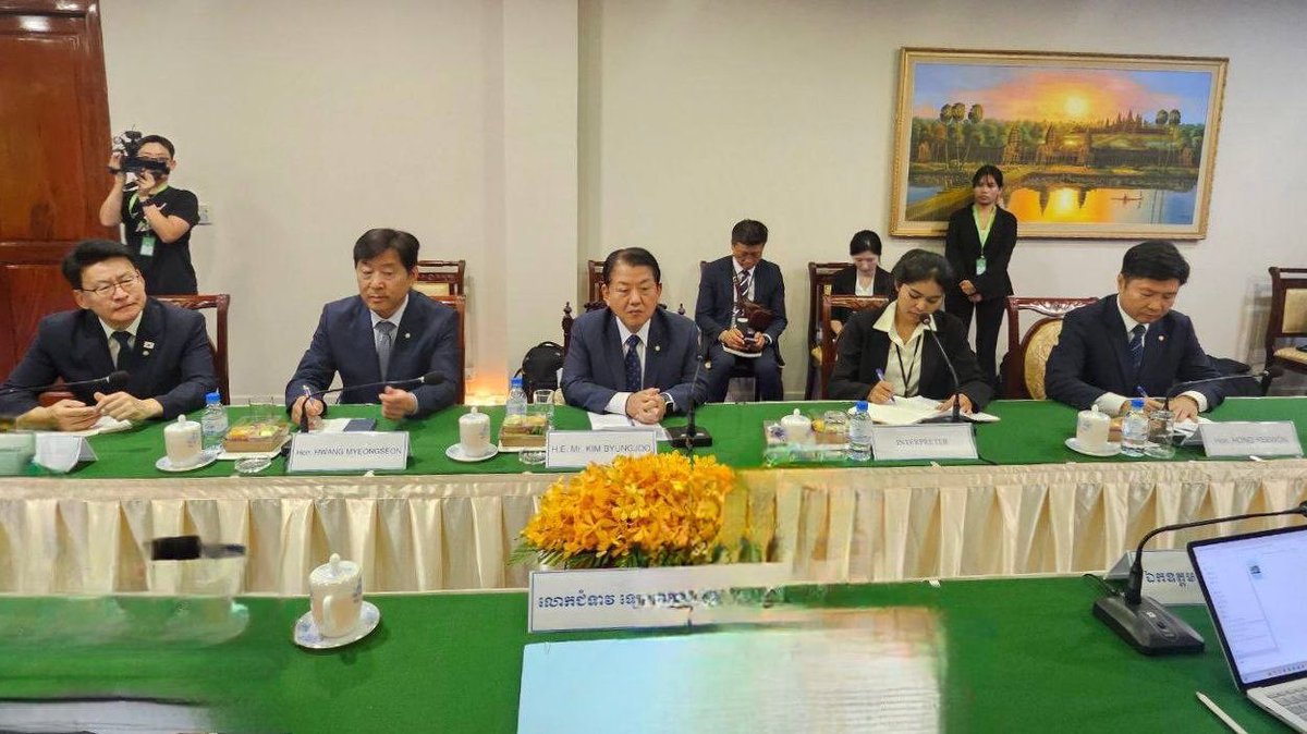 동포 살리기 캄보디아 서신1.

한 시간을 열 시간으로 쪼개 쓰듯 안간힘을 다하고 있습니다. 
캄보디아 숙소에 짐을 푼 것은 현지 시간 자정이 훨씬 넘어서입니다. 

캄캄한 프놈펜 도심을 내려다보며 저곳 어딘가에 우리 청년들이 공포로 떨고 있다고 생각하니 가슴이 먹먹합니다. 새벽까지 내일 해야