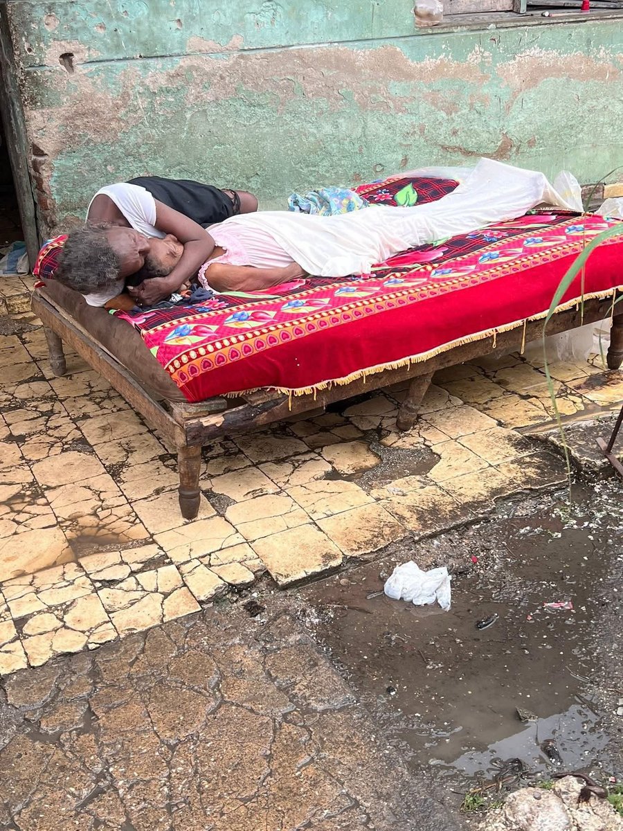 En la "potencia médica" murió esta señora y vinieron a recoger el cuerpo 15 horas después. (La temperatura en Cuba en octubre es de 30⁰ C y la humedad 80%).
El gobierno-estado tiene el monopolio de los servicios funerarios.