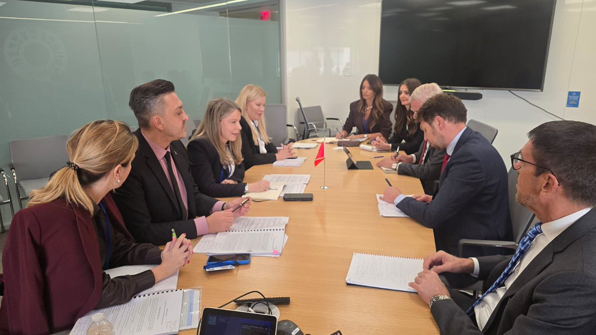 🇲🇪 Delegacija Crne Gore sastala se sa izvršnim direktorom Belgijsko-holandske konstituence MMF-a Jerunom Klikom i njegovim zamjenikom Marniksom van Rijem. 🏦

👏🏼 Direktor Klik pohvalio je Ministarstvo finansija CBCG za istorijske iskorake i ambicioznu reformsku agendu!