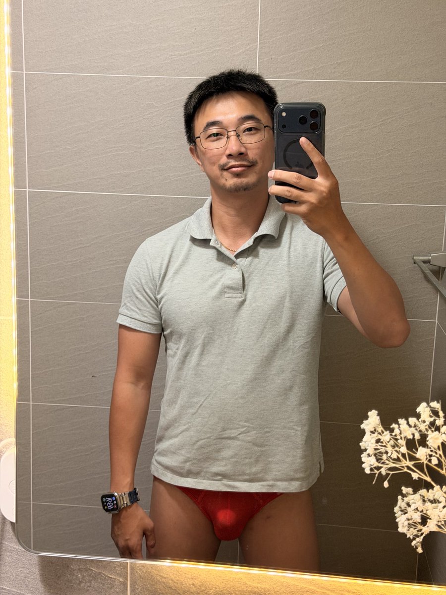 偷偷說爸爸今天穿紅色的
不要跟別人講喔🤫