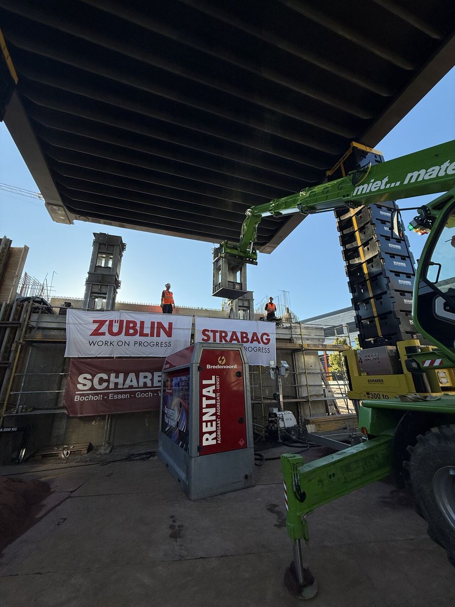 enerpac's tweet image. Enerpac continues to support heavy lifting projects, as the JS250 Jack-Up System is used to install a bridge in Köpenick. With just 2 installation days, the team used their SPMT systems with the JS250 to successfully install the bridge.

#Enerpac #JS250 #SPMT #heavylift #berlin