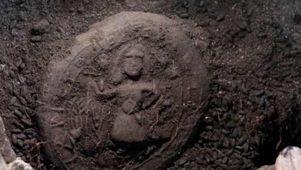 ✝️🍞 FLASH | En Turquie, des archéologues ont DÉCOUVERT des pains de communion vieux de 1.300 ANS, portant l’effigie du Christ.