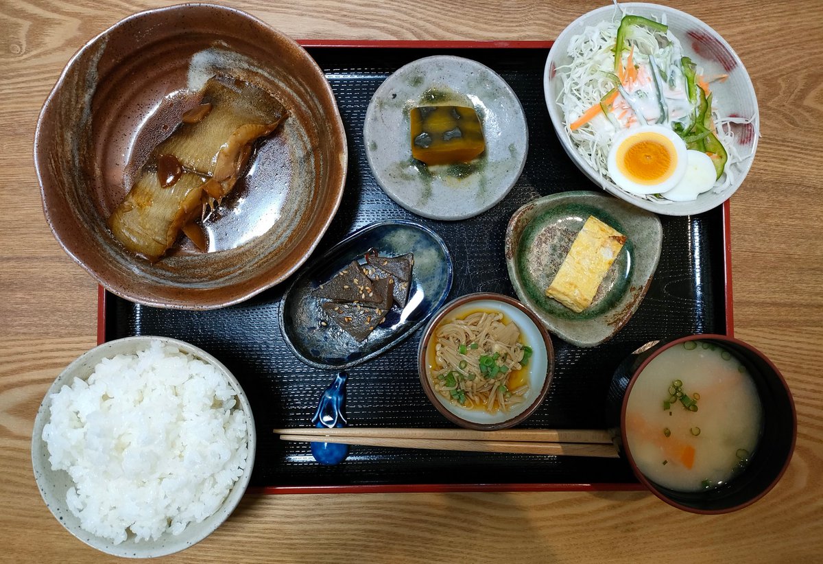 atelieryuuyuko's tweet photo. こんばんは、アトリエ優羽です♡

カフェ『憩のひろば英子』様にて対面講座を開講いたしました！

受講生のリクエストにより夜の海とイルカを入れたパステルアートを描いてみました☺️

受講生から『すごく満足しました！！』というお言葉をいただき、私も嬉しく思います☺️

今のアトリエ優羽の講座は講師を育成するというよりも、パステルと曼荼羅を楽しく描くと同時に夢中になれる時間になるように心掛けています🥰

お野菜豊富で体に優しいランチ付きで心もお腹も満たされる時間でもあります😉💕

と言いつつ、講師のアトリエ優羽にとって受講生Hさんとの時間は癒しでもあり、いつも超感謝しています🥰

今月は限られた時間で自分のやりたいことをやると決めて行動しています🥹✨

素敵なご報告ができたら良いのですが🤭✨