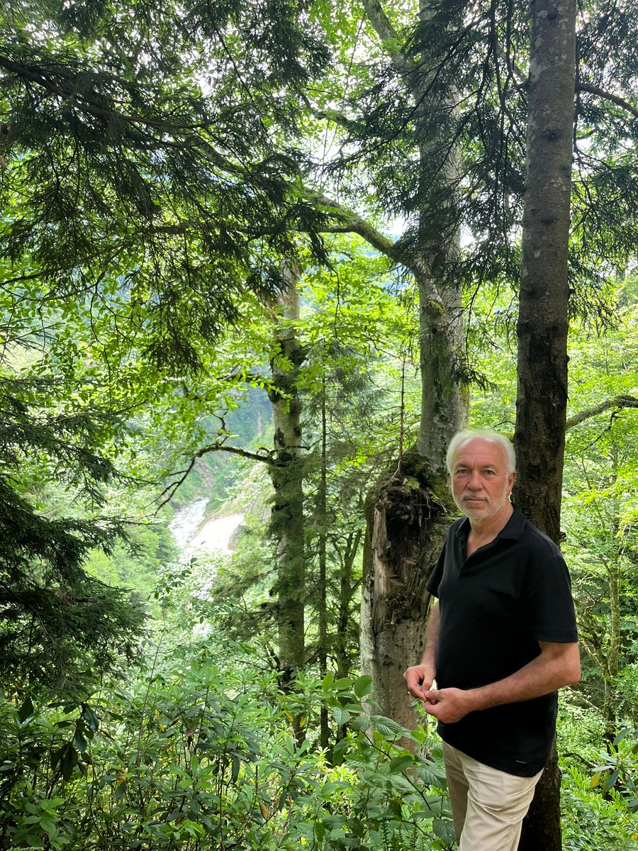 Hatasını kabul etmeyeni affetmeyin. 
Lafınızı dinlemeyene başka söz etmeyin .
Yüzünüze gülüp arkanızdan konuşanla muhabbet etmeyin. 
Kendinizden ödün verip başkasını vezir etmeyin
Elinizden tutan insanı asla bırakmayın

Cuma’nın hayrı ve bereketi üzerinize olsun
Selam ve dua ile