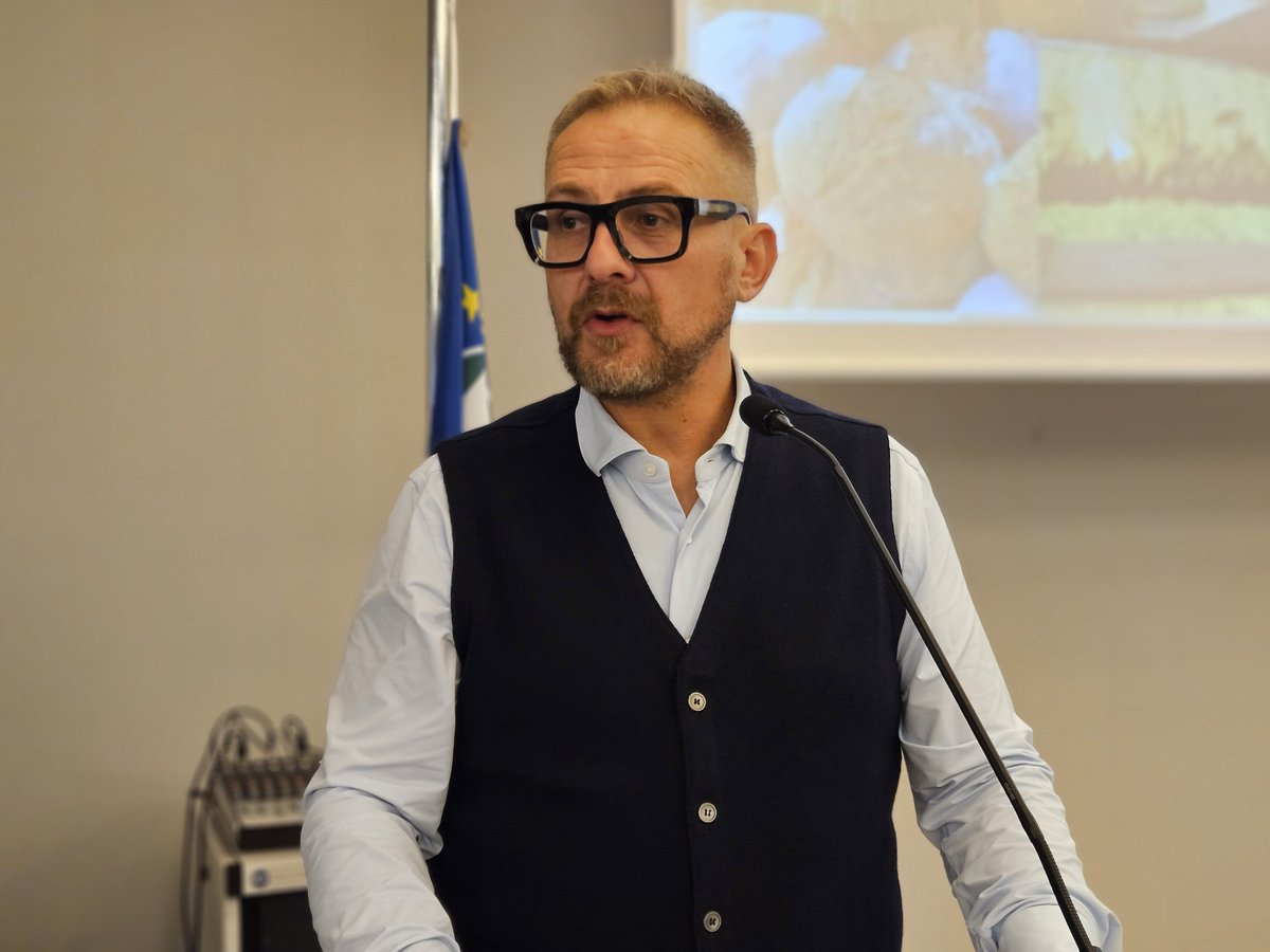 fai_cisl's tweet photo. #17ottobre, la relazione del Segretario Generale Matteo Merlin apre il Consiglio Generale #FaiCisl #Verona. Tra i temi affrontati nel suo intervento, la situazione politica internazionale, ricordando il progetto #PaneperGaza e la #MaratonaPerlaPace promossa da #Cisl, le elezioni #RSU e la #contrattazione di secondo livello nelle aziende del territorio, il contrasto al #caporalato e lavoro sommerso, i risultati della #bilateralità. Presenti il SG Fai Veneto @ZaninAndrea1 e il SG @cislverona @gveghini. Conclude i lavori il SG Fai nazionale @OnofrioRota