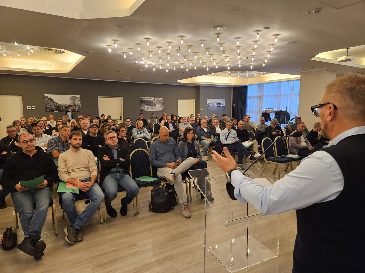 fai_cisl's tweet photo. #17ottobre, la relazione del Segretario Generale Matteo Merlin apre il Consiglio Generale #FaiCisl #Verona. Tra i temi affrontati nel suo intervento, la situazione politica internazionale, ricordando il progetto #PaneperGaza e la #MaratonaPerlaPace promossa da #Cisl, le elezioni #RSU e la #contrattazione di secondo livello nelle aziende del territorio, il contrasto al #caporalato e lavoro sommerso, i risultati della #bilateralità. Presenti il SG Fai Veneto @ZaninAndrea1 e il SG @cislverona @gveghini. Conclude i lavori il SG Fai nazionale @OnofrioRota