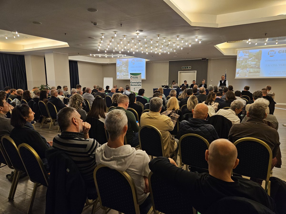 fai_cisl's tweet photo. #17ottobre, la relazione del Segretario Generale Matteo Merlin apre il Consiglio Generale #FaiCisl #Verona. Tra i temi affrontati nel suo intervento, la situazione politica internazionale, ricordando il progetto #PaneperGaza e la #MaratonaPerlaPace promossa da #Cisl, le elezioni #RSU e la #contrattazione di secondo livello nelle aziende del territorio, il contrasto al #caporalato e lavoro sommerso, i risultati della #bilateralità. Presenti il SG Fai Veneto @ZaninAndrea1 e il SG @cislverona @gveghini. Conclude i lavori il SG Fai nazionale @OnofrioRota