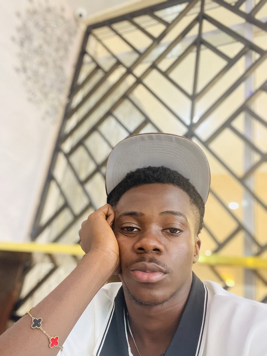 AfolabiDewale's tweet image. . The designer
. His app design
. His web design
. His laptop.
Quote yours if you want to ๐คช