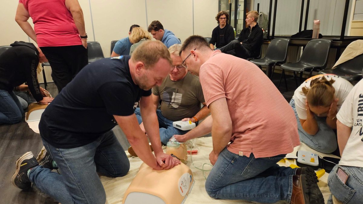 Woensdag is EHBO ‘s-Gravenzande gestart voor de tweede sessie lessen bij Reddingsbrigade Monster.
Reanimatie en het gebruik van de AED, stabiele zijligging en verslikking/verstikking stond op het programma.

Het was een leerzame en leuke avond.
