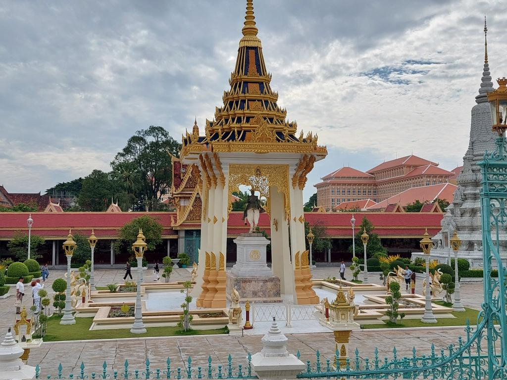 hengsochan's tweet photo. Hello Dear travelers, do you plan to explore Phnom Penh? Please kindly text me on WhatsApp or telegram +85515859135 for private (Taxi and tuk tuk) transport services.

#arrivals, #tours, #experiences, #location #PhnomPenh #siemReap https://t.co/KmOSR0ihsQ