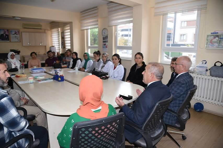 İl Milli Eğitim Müdürü Sayın Murat DEMİR, eğitim-öğretim faaliyetlerini yerinde gözlemlemek ve öğretmenlerle istişarelerde bulunmak üzere ilçemiz Albay Cafer Tayyar Nuran Oğuz Ortaokulunu ziyaret etti.
karesi.meb.gov.tr/www/il-milli-e…