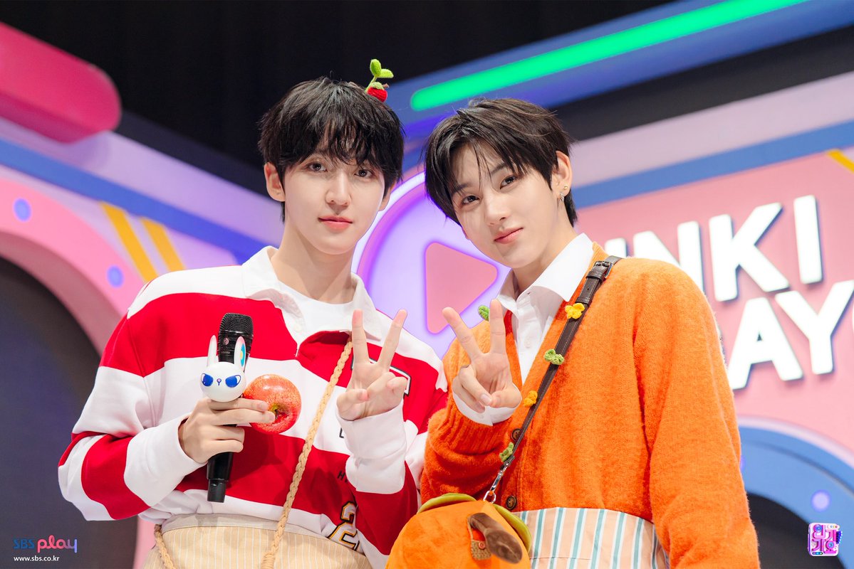 kyehoonpic's tweet image. 인기가요 &amp;lt;Inkigayo&amp;gt; MC PHOTO~ 😍

#계훈 #Kyehoon #킥플립 #KickFlip