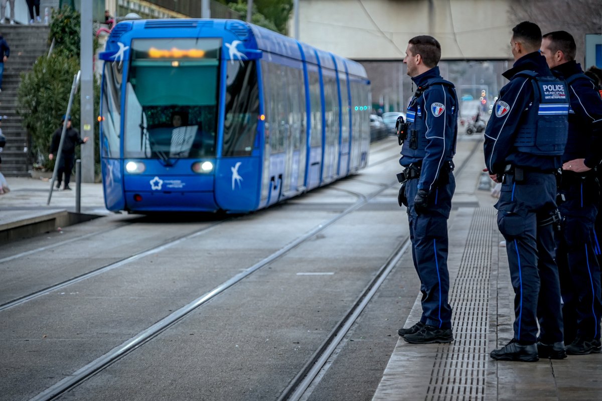 PMMontpellier's tweet photo. 🔴 Hier, avec la Police Métropolitaine des Transports
Lutter contre la vente à la sauvette #Mosson👮‍♂️
📌 abords des voies de tram @TaMVoyages 
🍊 Les denrées alimentaires saisies vont aux associations pour redistribution
➡️ protéger les commerçants autorisés du quartier https://t.co/saLSXm5siT