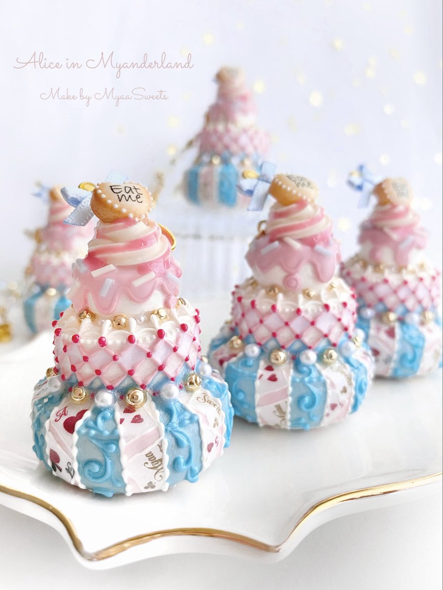 MyaaSweets's tweet image. アリスモチーフの3段ケイク🗝️🫧

取り外し可能なバッグチャームで
オブジェにもなります🐰🎂✧︎