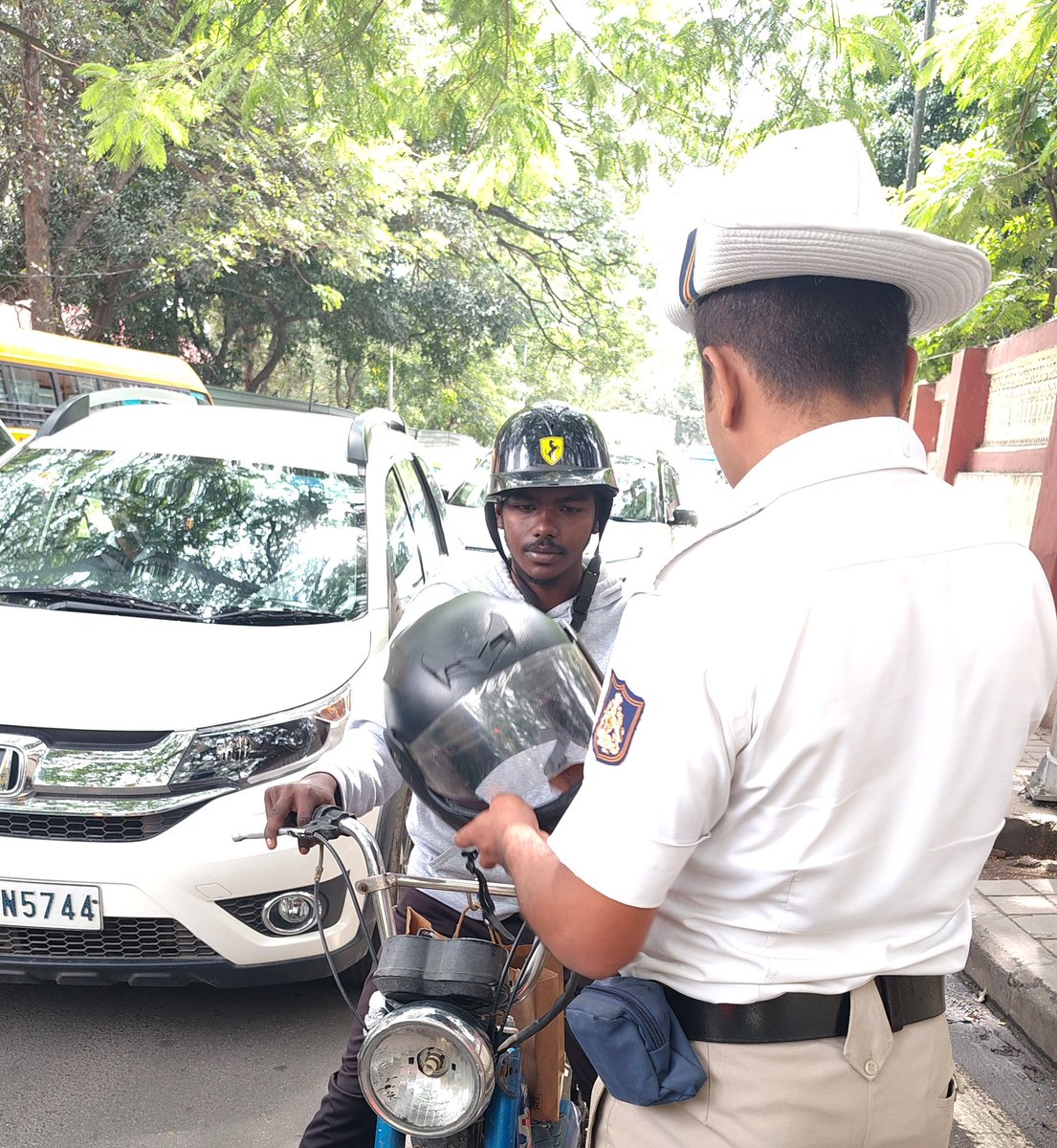 ಹಲಸೂರು ಸಂಚಾರ ಪೊಲೀಸ್ ಠಾಣಾ ವ್ಯಾಪ್ತಿಯಲ್ಲಿ ಸಾರ್ವಜನಿಕರಿಗೆ ಐಎಸ್ಐ ಮಾರ್ಕ್ ಹೆಲ್ಮೆಟ್ ಧರಿಸುವ ಕುರಿತು ಹಾಗೂ ಕಡ್ಡಾಯವಾಗಿ ಸಂಚಾರ ನಿಯಮಗಳನ್ನು ಪಾಲಿಸುವಂತೆ ಅರಿವು ಮೂಡಿಸಲಾಯಿತು