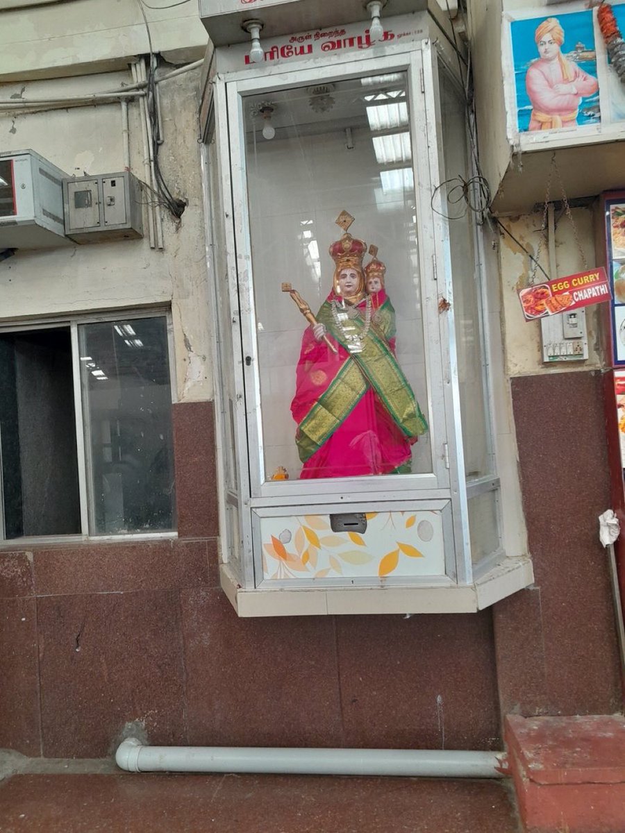 TrinetraWrath's tweet image. 📍 Chennai
Egmore station, I have seen this statue wearing a Border saree to Mary 🤡
This is the land of Lord Rama, not a wh0re like her. Remove this ASAP @annamalai_k sir