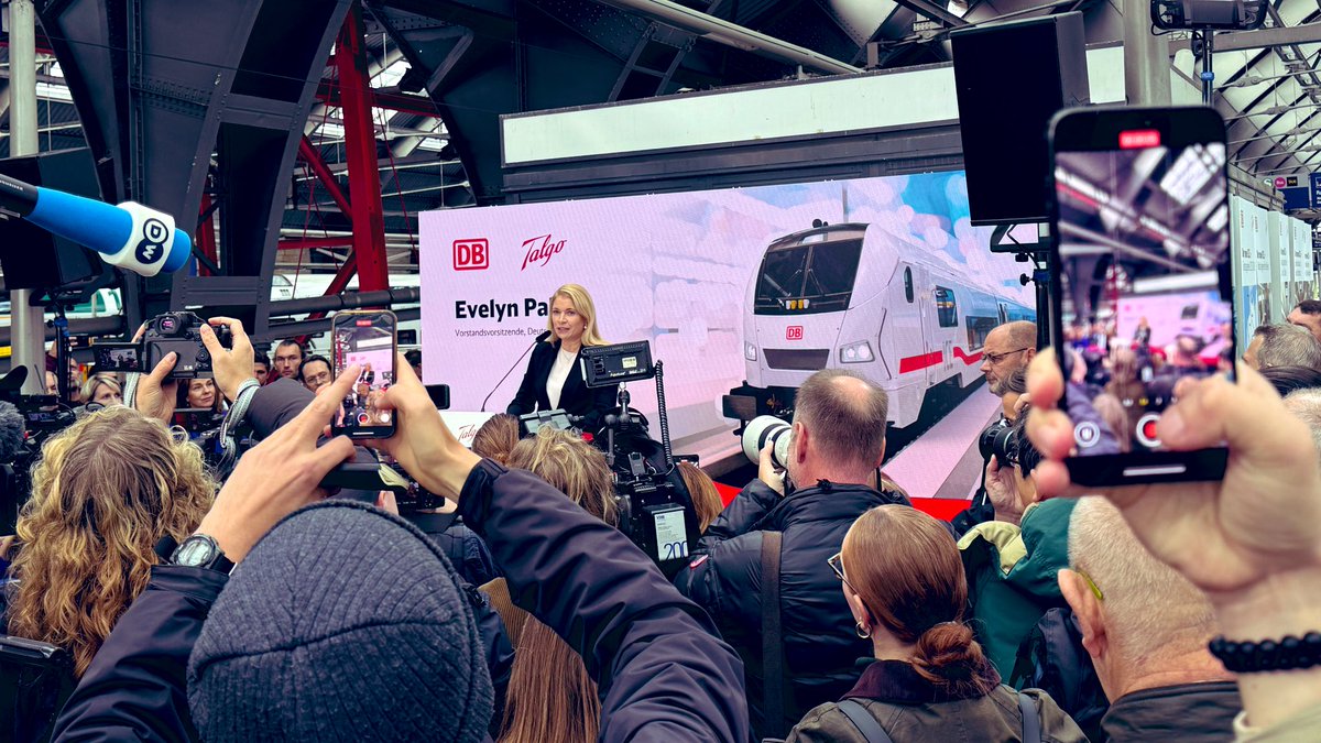 „Ich stehe für diesen Neustart der Bahn (….) Mittelmäßigkeit ist nicht genug!“ sagt die neue Vorstandsvorsitzende Evelyn Palla der <a href="/DB_Presse/">Deutsche Bahn AG</a> bei der Vorstellung des neuen #ICEL. Mehr Komfort, easy entry &amp; Konzept mit Kund*innen entwickelt. Stark 🥳 #DeutscheBahn <a href="/Tourismus_BTW/">Tourismuswirtschaft</a>