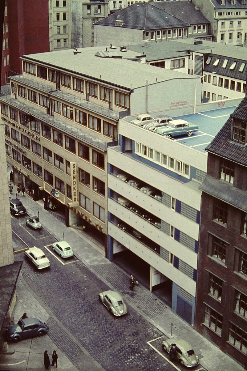 Ein letztes Bild der kleinen Serie „Ansichten vom Karstadt Parkdeck“. Heute gucken wir runter auf die Kleine Rosenstraße.

Wenn Ihr über unseren Amazon-Shop (*) unter amazon.de/shop/hamburgda…  bei Amazon einsteigt, verdienen wir eine Provision von Euren gekauften Produkten, egal