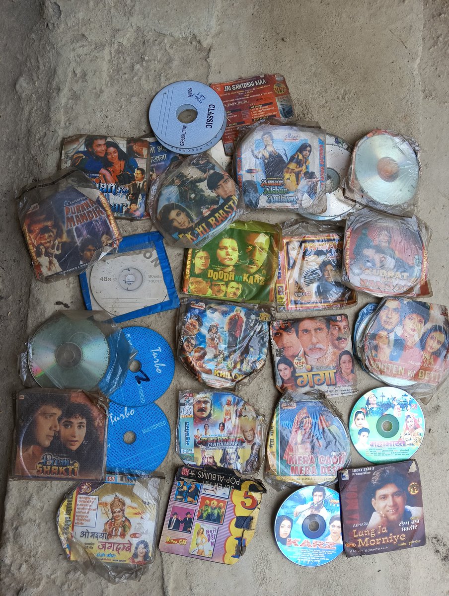 saurabh4u_'s tweet image. 🎞️✨आज घर की सफाई में बीता हुआ ज़माना मिल गया...
ये CD और कैसेट सिर्फ़ गाने नहीं, यादें समेटे हुए हैं!
#OldMemories #90sVibes #ChildhoodDays #Lorpur 
#saurabh4u