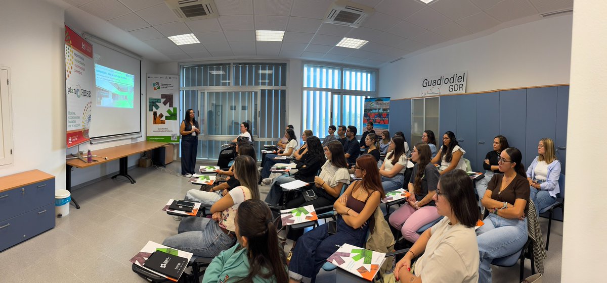 El pasado 10 de octubre <a href="/Guadiodiel/">GUADIODIEL</a> acogió una sesión de formación de las becas #planHEBE #HEBE de <a href="/DipuHU/">Diputación de Huelva</a>
Taller "CURRICULUM ACTUAL E #InteligenciaArtificial  APLICADA AL #Empleo  
Asisten todos los becarios de la #CostaOccidentalHuelva 
Mañana muy interesante y productiva.