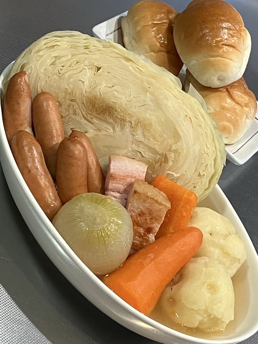 sense_kabu's tweet image. 今日はじっくり煮込んだごろごろ具材ポトフ&amp;amp;バターロールパンのセットを食べました。おいしかったです。