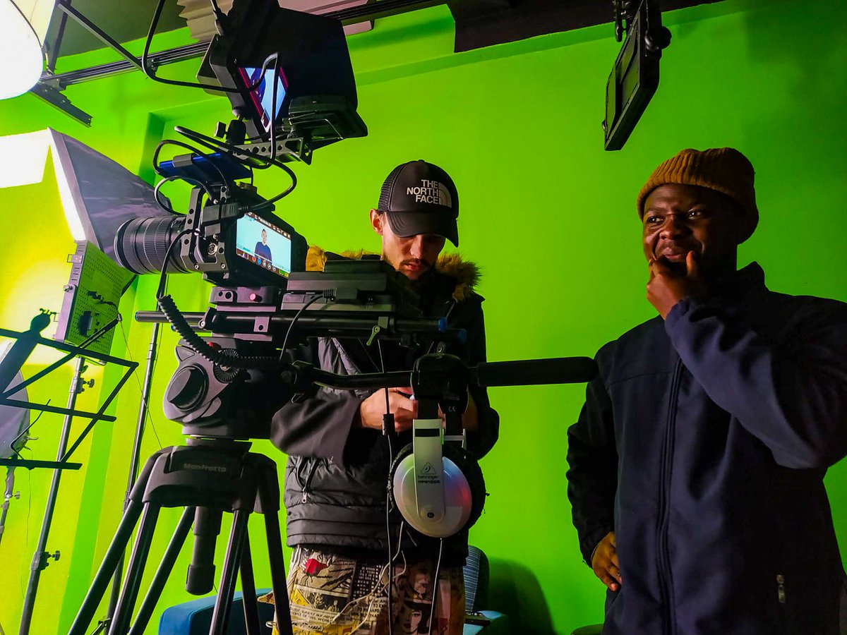 htproduction1's tweet image. Ready to step behind the scenes and master the art of filmmaking?
Learn Camera Work, Editing, Lighting, Producing &amp;amp; Directing with African Vibe Media 🎬
WhatsApp us now at 081 789 5319 to get started on your media journey!
#AfricanVibeMedia #FilmTraining #CameraWork #Editing