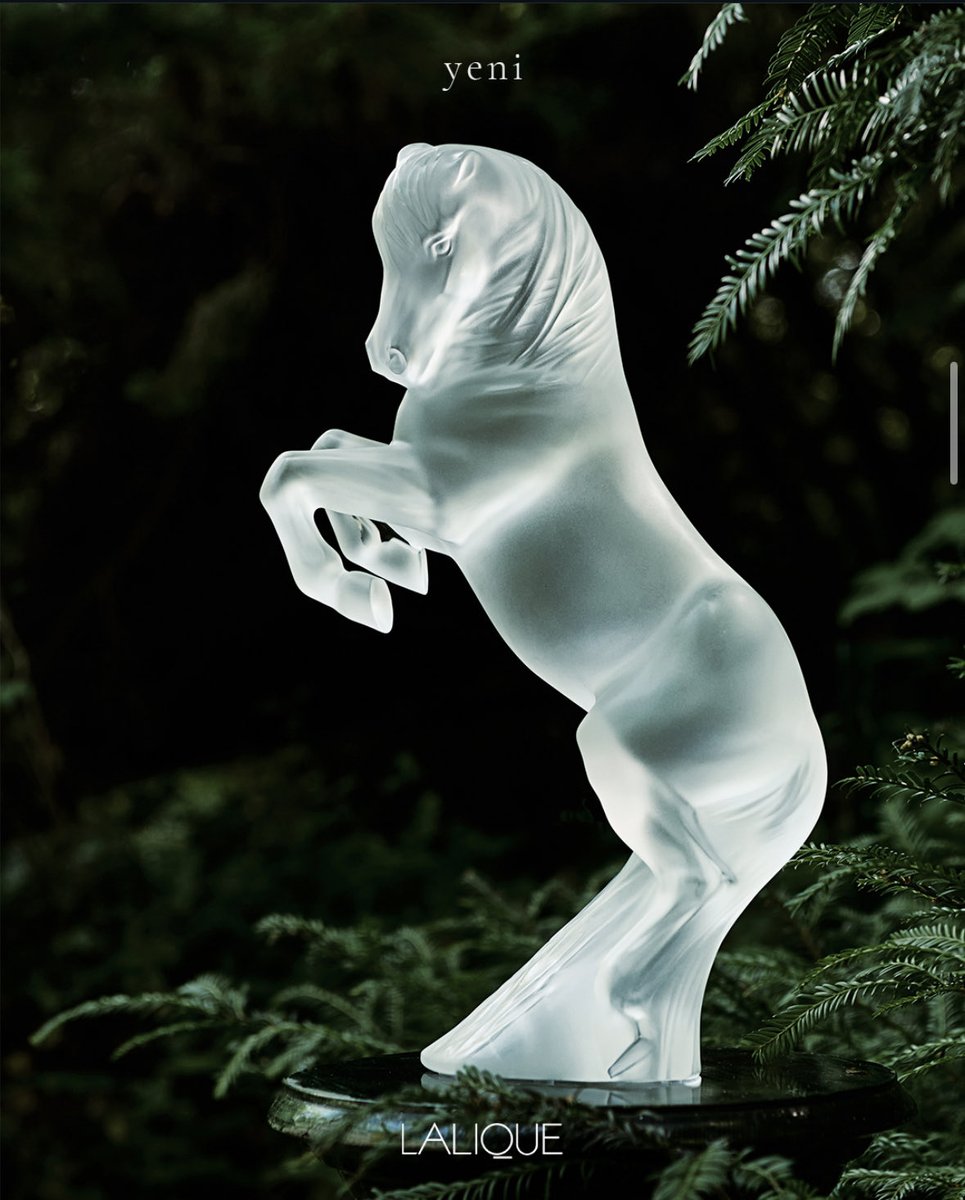 Lalique yeniden stoklarda
Gücüyle büyüleyen, özgürlüğüyle ilham veren...🐎✨

Lalique'in 2026 At Yılı'na adadığı yeni kristal heykeller, zarafet ve cesaretin simgesi olarak sirmaison.com'a ve mağazalara geldi.