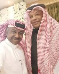 هذا الرجل على يمين الصورة من أفضل الناس الذين قابلتهم وعملت معهم بدولة قطر ف الثمانيات ورغم مركزة الكبيرة ف ذلك الوقت إلا اني لم اجد فيه إلا التواضع وحب الناس والإقبال على الحياة وانا تقريبا الان وقبل ف مثل سنه العمري . والله اتمناه من يمكنه التواصل معه يرسل ليه رقمه ..
