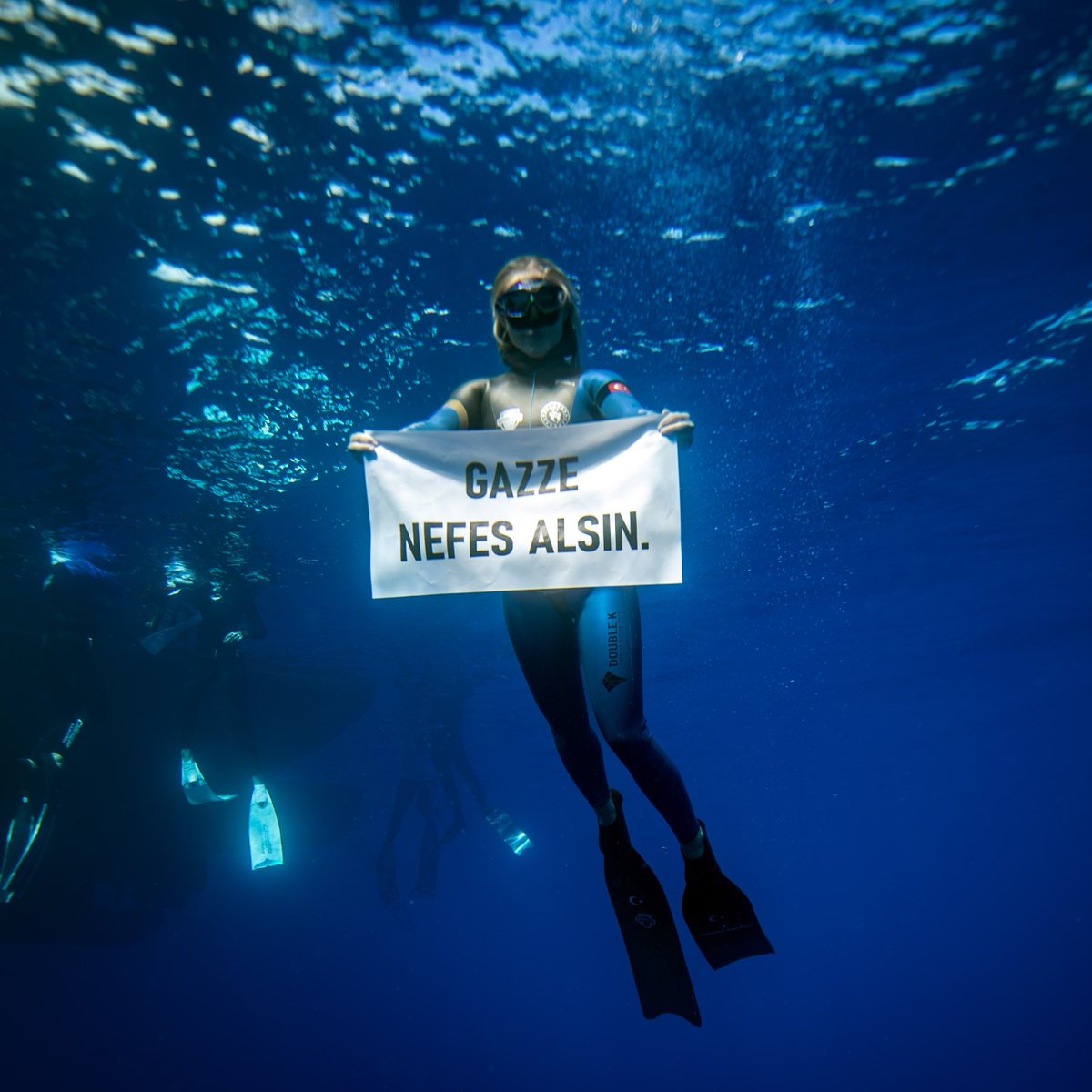 Şahika Ercümen: "Bundan tam 10 yıl önce yine bir rekor denemesinde Gazze süreciyle aynı dönemlere denk gelmişti.

Orada da Gazze nefes alsın demiştik ve üzerinden seneler geçti. Şimdi gelinen noktada umarım bu barış süreci kalıcı olur. Bende buradan sudan, Gazze nefes alsın diye