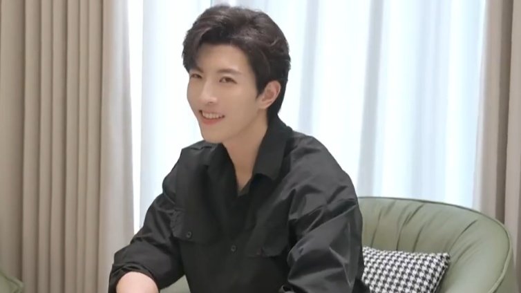 qiuqiu really gives off that “everyone’s favorite” vibe 🥹 he’s fun to be around, super extroverted, and always full of energy. he’s comfortable with the sisters, the cast, and the staff. everyone loves him because he gives so much love on set. 🫶