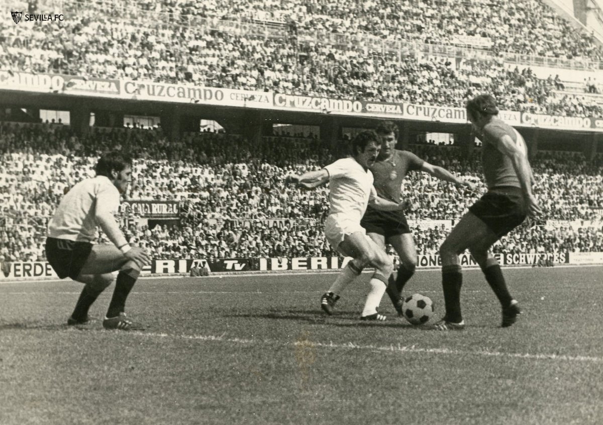 📸 Sevilla, 25 de mayo de 1975.

Plaza disputa el balón para marcar el primer gol del <a href="/SevillaFC/">Sevilla Fútbol Club</a> en la victoria liguera (2-1) frente al <a href="/RCD_Mallorca/">RCD Mallorca</a>, nuestro próximo rival en Nervión.

#WeAreSevilla #NuncaTeRindas