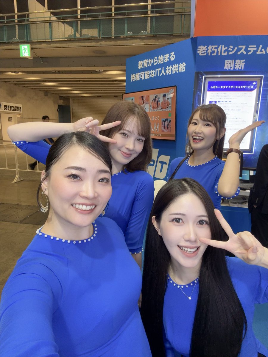 makinoayaka's tweet image. 久しぶりに展示会写真☺️#CEATEC2025 は何度もお世話になってる #FPTジャパンホールディングス 様のブースでお仕事でした💙🧡💚ベトナムに本社があり、ベトナムの中では最大手のIT企業です🇻🇳
今回も楽しくお仕事出来ました！ありがとうございました✨
#FPT #ベトナム #アオザイ #FPTジャパン #イベコン