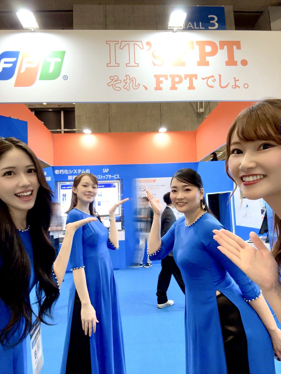 makinoayaka's tweet image. 久しぶりに展示会写真☺️#CEATEC2025 は何度もお世話になってる #FPTジャパンホールディングス 様のブースでお仕事でした💙🧡💚ベトナムに本社があり、ベトナムの中では最大手のIT企業です🇻🇳
今回も楽しくお仕事出来ました！ありがとうございました✨
#FPT #ベトナム #アオザイ #FPTジャパン #イベコン