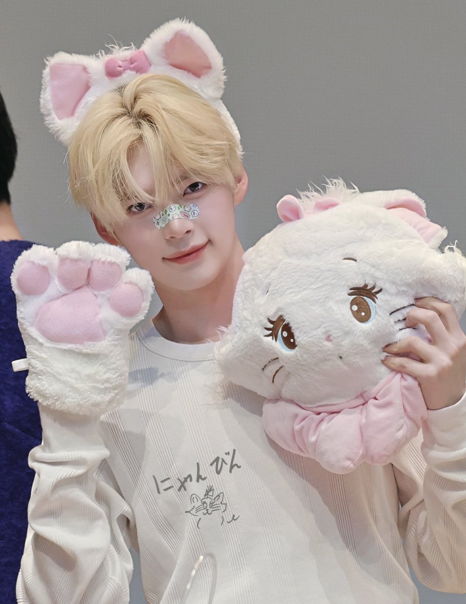nyanbin0613's tweet photo. 1015🎀

1年ぶりのにゃんびんさん♡(⸝⸝⸝ ´˘`)ﾉﾞ

#성한빈 #sunghanbin #ソンハンビン
#제로베이스원 #zb1 #zerobaseone https://t.co/OxE6k9UJYs