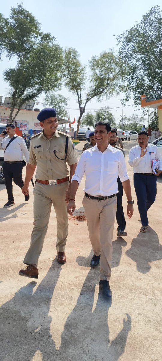 DatiaPolice's tweet image. माँ रतनगढ़ मंदिर पर दीपावली की दौज पर आयोजित होने वाले मेले के संबंध में बैठक आयोजित की गई।
▪️श्रद्धालुओं के सुगम आवागमन हेतु चिन्हित मार्गों का निरीक्षण किया।
🐠मेला व्यवस्था हेतु प्रशासन एवं पुलिस अधिकारियों/कर्मचारियों को आवश्यक निर्देश दिए।
#MPPolice
#DatiaPolice
#दतिया