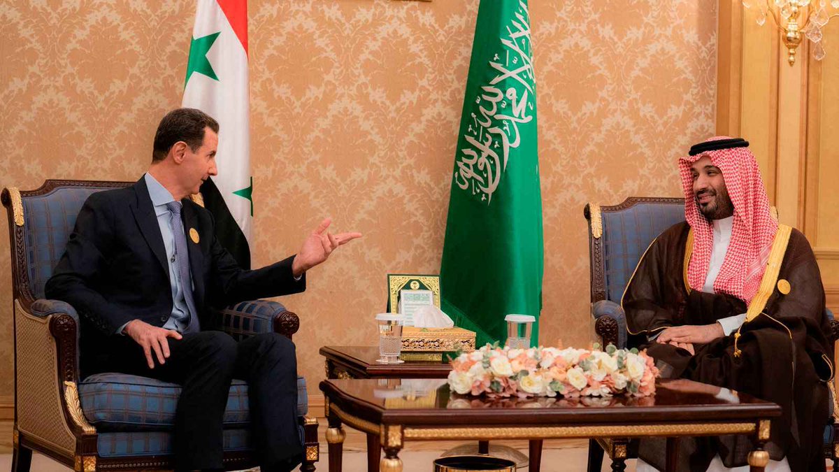 hureyaksa's tweet photo. قبل هروب بشار الأسد باسبوعين كان هناك من يحاول إنقاذه والآن يلعب دور الثائر المناصر للثورة، فمن هو يا ترى ؟ 🤔 https://t.co/dlYAJa0rqa