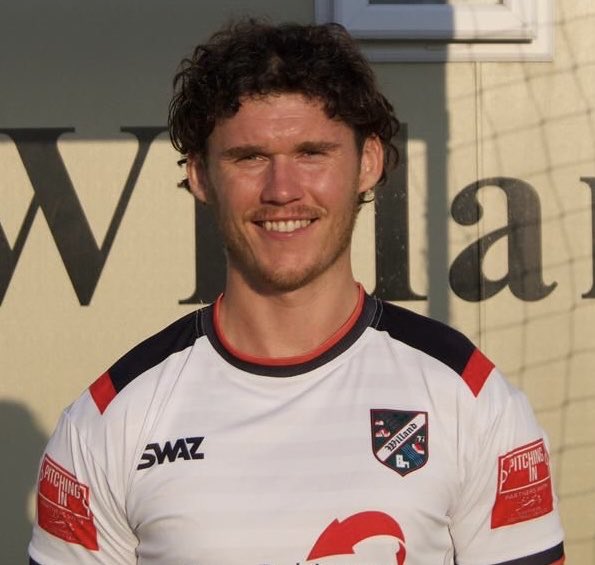 ExmouthTown_FC's tweet photo. 𝗥𝗢𝗦𝗦 𝗘𝗗𝗪𝗔𝗥𝗗𝗦 𝗝𝗢𝗜𝗡𝗦 𝗧𝗢𝗪𝗡 ✍️

We are delighted to announce the signing of Ross Edwards, who joins from @WillandRovers!

A pacy centre-back with plenty of @SouthernLeague1 experience, and will be available on Saturday 👊

Welcome Ross 🤝💙🤍

#UTT | @Search4Local https://t.co/2nNEpvNIvG