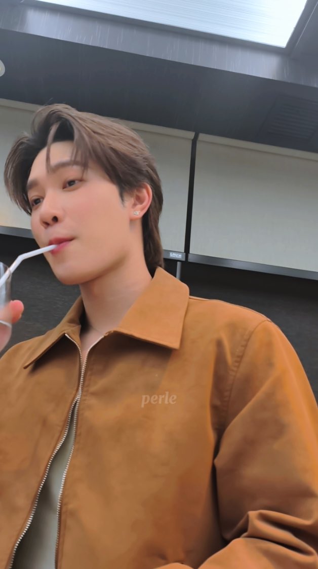 โคตรหล่อ โคตรอันตราย แล้ววันนั้นพี่ยิมโดนสาวขอชนแก้ว(น้ำเปล่า)ไปหลายคนด้วยซ้ำ! ลูกน้อยของหม่ามี๊กี่โมง แพรวพราวขนาดนี้ 😳