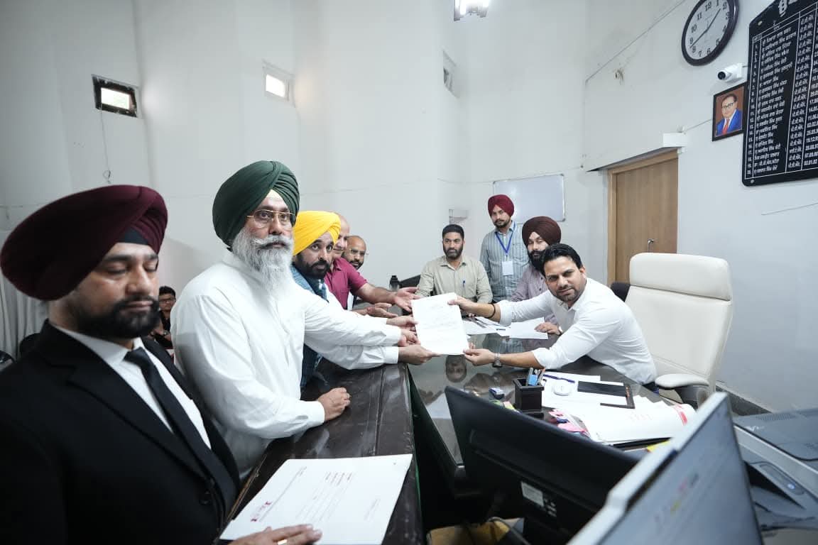 Guneesh Agarwal (@aguneesh) on Twitter photo सीएम <a href="/BhagwantMann/">Bhagwant Mann</a> जी के नेतृत्व में आम आदमी पार्टी प्रत्याशी हरमीत सिंह संधू ने तरनतारन से भरा नामांकन पत्र
इस अवसर पर पंजाब प्रभारी <a href="/msisodia/">Manish Sisodia</a>, प्रदेश अध्यक्ष <a href="/AroraAmanSunam/">Aman Arora</a>, कार्यकारी अध्यक्ष अमनशेर सिंह शेरी कलसी, मंत्री साहिबान और पार्टी के वरिष्ठ नेतृत्व भी मौजूद रहे। सीएम <a href="/BhagwantMann/">Bhagwant Mann</a> जी के नेतृत्व में आम आदमी पार्टी प्रत्याशी हरमीत सिंह संधू ने तरनतारन से भरा नामांकन पत्र
इस अवसर पर पंजाब प्रभारी <a href="/msisodia/">Manish Sisodia</a>, प्रदेश अध्यक्ष <a href="/AroraAmanSunam/">Aman Arora</a>, कार्यकारी अध्यक्ष अमनशेर सिंह शेरी कलसी, मंत्री साहिबान और पार्टी के वरिष्ठ नेतृत्व भी मौजूद रहे।