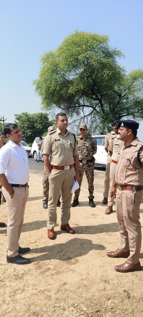 DatiaPolice's tweet image. माँ रतनगढ़ मंदिर पर दीपावली की दौज पर आयोजित होने वाले मेले के संबंध में बैठक आयोजित की गई।
▪️श्रद्धालुओं के सुगम आवागमन हेतु चिन्हित मार्गों का निरीक्षण किया।
🐠मेला व्यवस्था हेतु प्रशासन एवं पुलिस अधिकारियों/कर्मचारियों को आवश्यक निर्देश दिए।
#MPPolice
#DatiaPolice
#दतिया