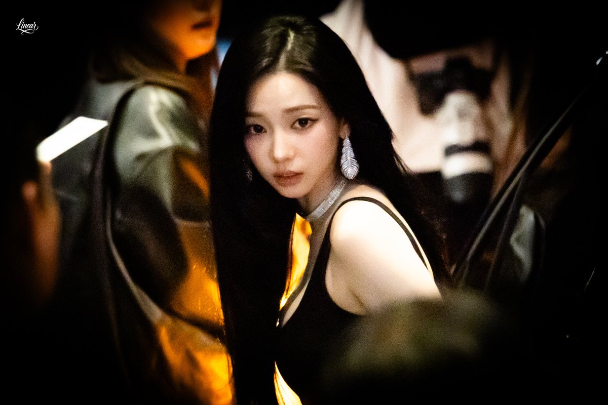 ใส่เครื่องเพชรหรูกว่าชาวบ้านก็โดนด่าว่าอยากเด่นอยากดัง ทำไรได้ล่ะ? ก็สปอนที่บริจากให้งานเข้าส่งมาให้คุณแม่ก็ต้องใส่นะ ตามจริงดังระดับนี้ถึงไม่มีตำแหน่งกับแบรนด์ก็ควรได้สร้อยร้อยล้านเดินเข้างาน