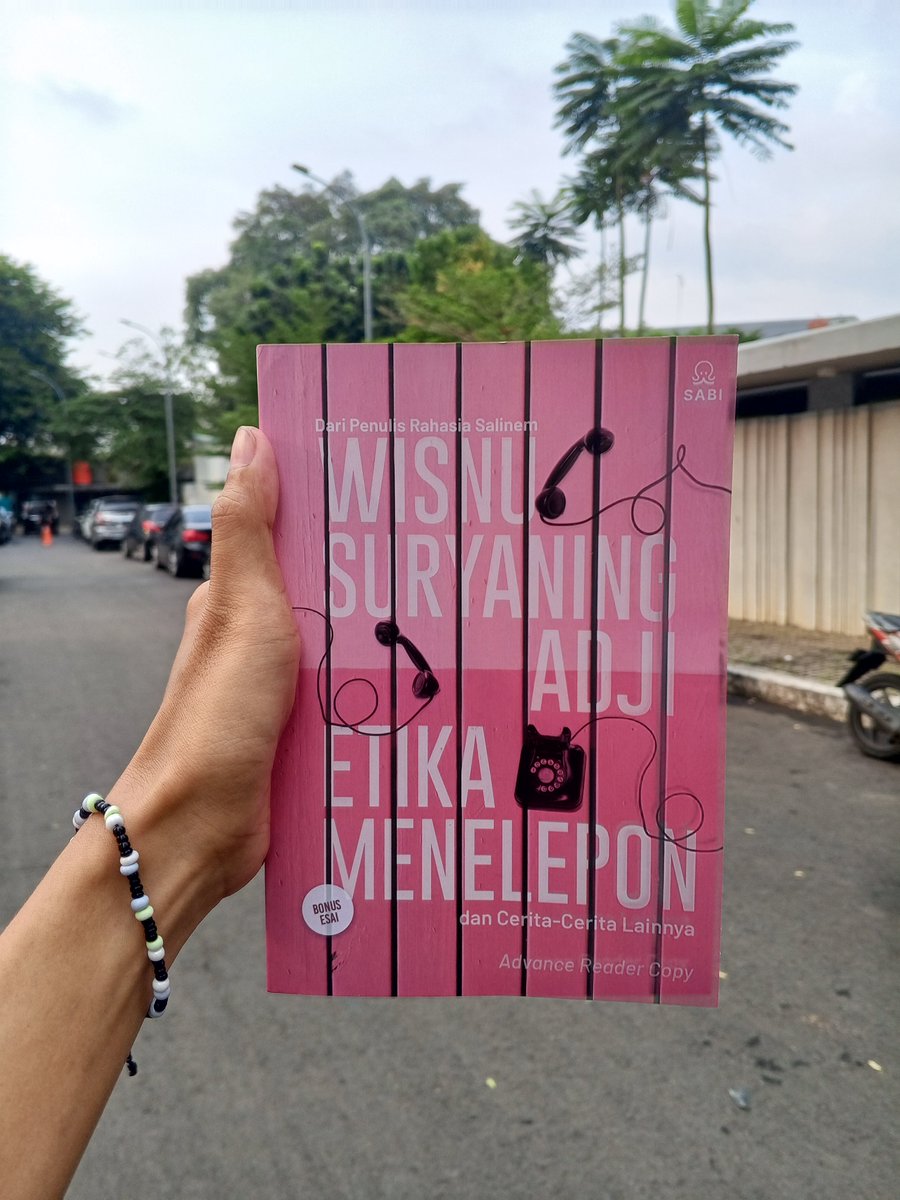 ceritajani_'s tweet photo. Keliatan juga ini buku pink 🩷
Cerpen favoritku di buku ini judulnya Gadis Yorona. Baca openingnya, deh.

Congrats buku barunya Mas Wis @_MasWis 😄

Masih masa PO. Pesen di @bukuditeras . https://t.co/fyGHWywgzH