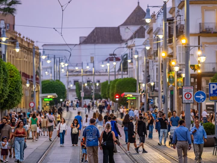 Déjate sorprender por #SanFernando, una ciudad accesible y perfecta  para pasear por su centro histórico, recorrer sus calles llenas de historia, descubrir su gastronomía o su centro comercial abierto.
⚠️ADVERTENCIA⚠️quién la descubre, REPITE. 😂
📷Ayuntamiento de San Fernando.