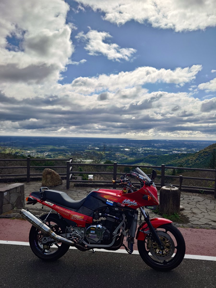 今朝の愛宕山⛰️雨上り空気澄んで風が気持ち良かった😄一服して夜勤だ💦帰えれるべって思ってたら〜単気筒の音がして💦インスタのフォロアーさんとの出会い💦オジサン言われるがまま💦バシバシ‼️ニンジャ写メ撮られた（笑）続く（笑）