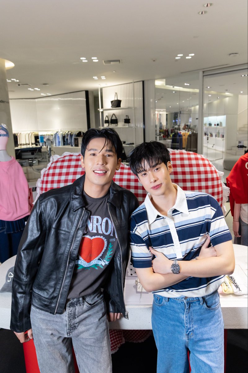 siamdiscovery1's tweet photo. อันนี้โลกมันเอียงหรือพีคเอียงเข้าหาพี่เพิร์ลกันแน่นะ🤭

Double the charm, double the fun — Pearl & Peak spotted at RONRON Pop-Up Store in their signature looks !

Discover more exclusive styles and enjoy gifts with your purchase!*

📍 Visit us at RONRON, G Floor, Siam Discovery.

*T&Cs apply.

Pearl & Peak at RONRON Siam Discovery

See more fun pictures 👉🏻 https://t.co/rkeglQhYEl
 
#PearlPeakAtSiamDiscovery #RONRONSiamDiscoveryxPearlPeak #RonRon #RonRonTH #DiscoverySelection #SiamDiscovery #เพิร์ลพีค #PearlPeak