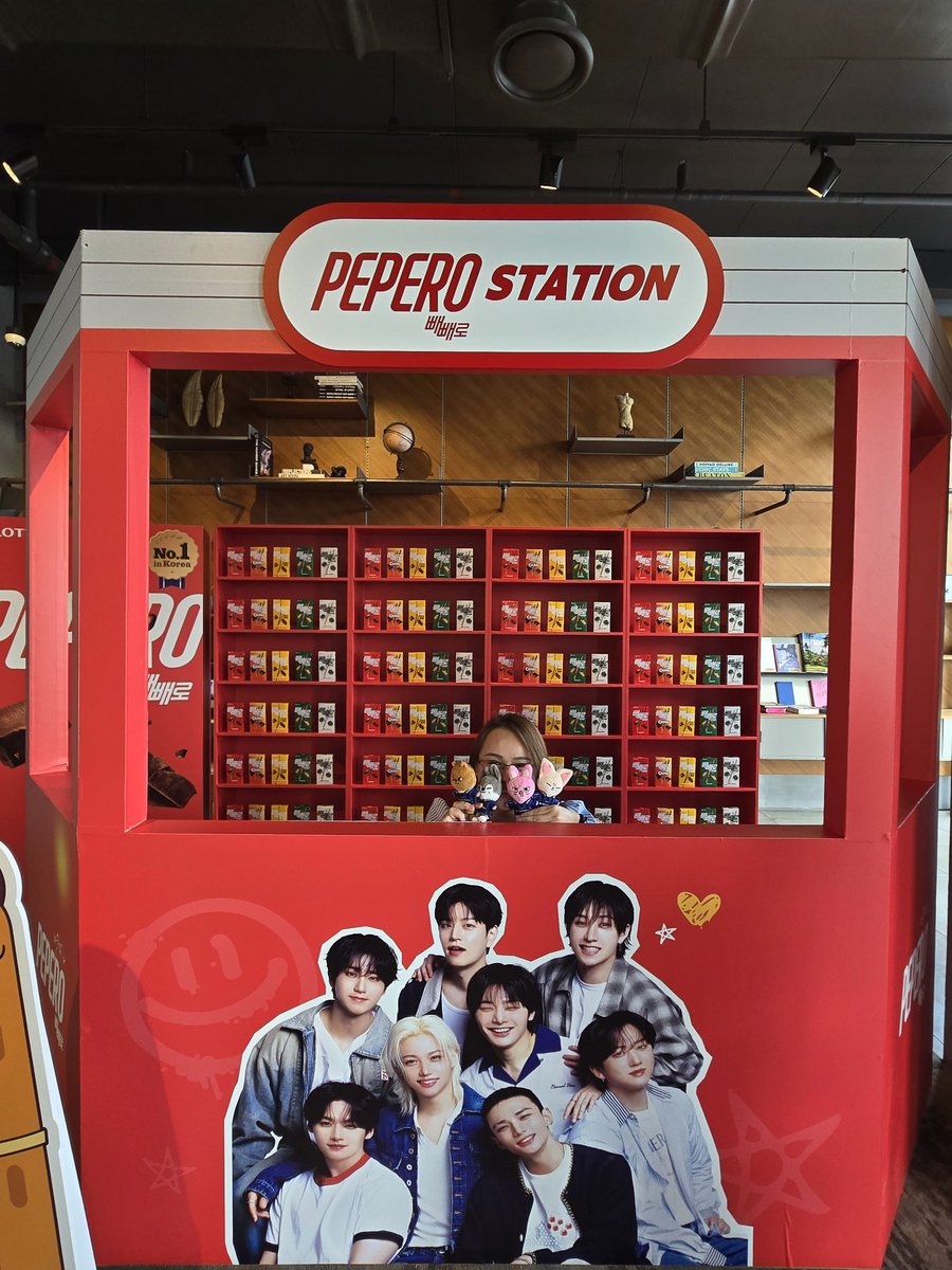 mimistayot8's tweet image. @Stray_Kids x Pepero pop up at L7 Hongdae with @mrrwrzs and @dramaticweasel