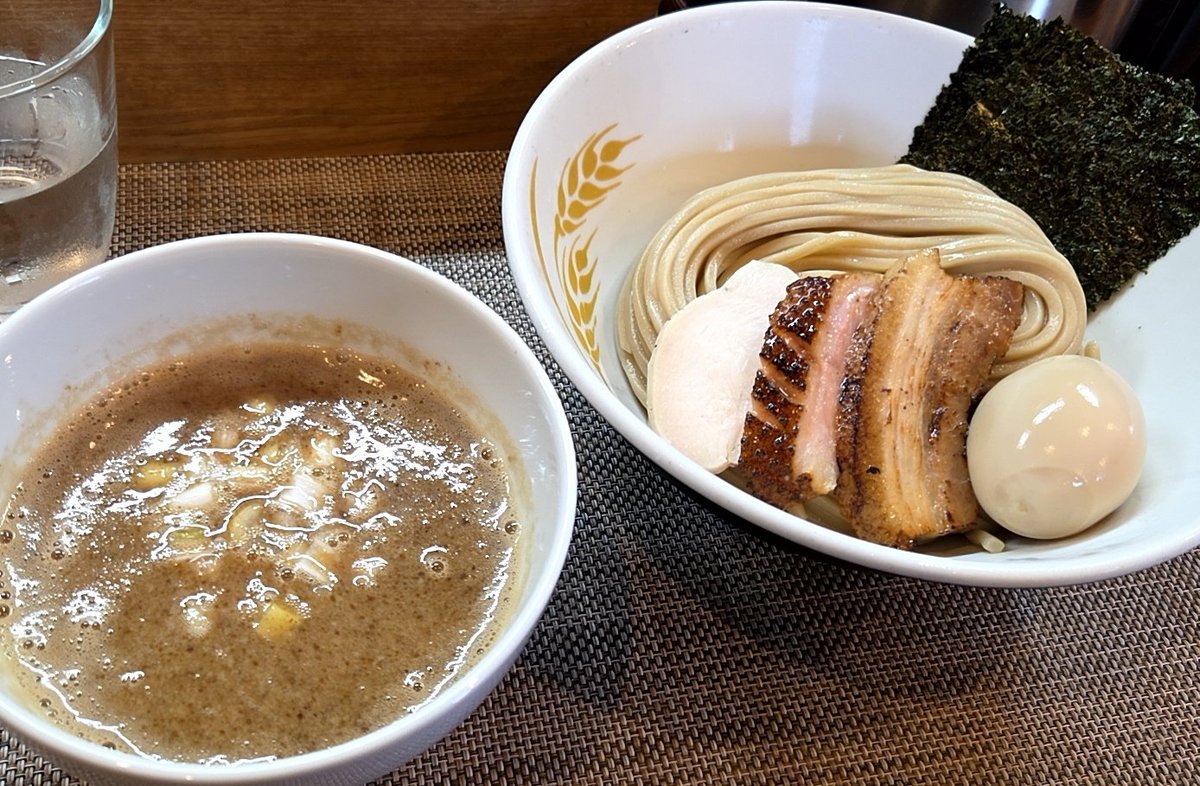 🍀麺ゆるり
📖特製濃厚鰹つけ麺

チャーシューを炙るスタッフに、ここももう少しと何度も伝える店主さんのこだわりがこの美味しさの秘訣ですね✨♥妥協しない丁寧な仕事ぶり😊上品なお店にアップテンポのBGM流すのも店主さんらしい😂美味しかった(,,•﹏•,,)