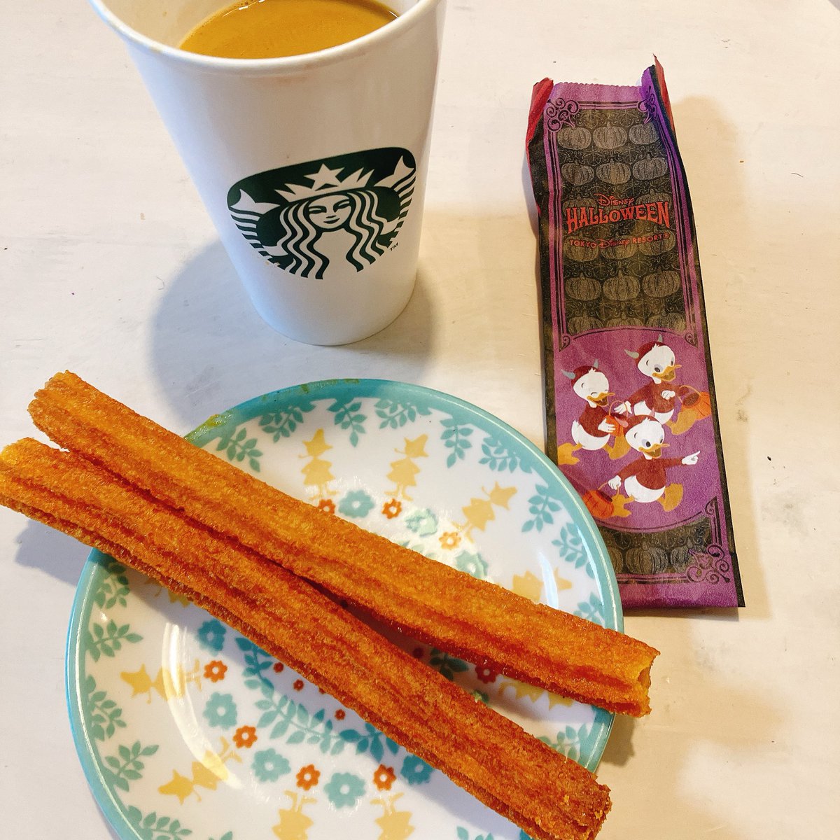 ox09g's tweet photo. パンプキンスパイスラテとメイプルパンプキンチュロス！！
最高〜〜〜🎃🍂 https://t.co/MrmUYbU87w