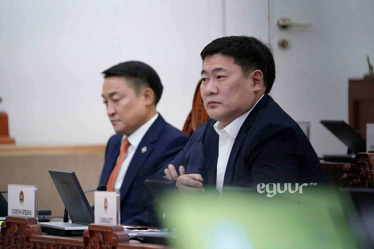 Энэ бүлэглэл дөнгөж сая Монгол улсад Үндсэн хуулийн бус аргаар эрх мэдлийг авч төрийн эргэлт хийлээ!
Удаан үргэлжлэх, маш хортой үр дагавартай байх болно!
2025.10.17